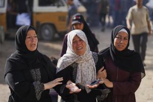 Familiares de palestinos muertos en ataques israelíes en la Franja de Gaza lloran su muerte en el Hospital Al-Shifa de la ciudad de Gaza, el sábado 28 de junio de 2025. 