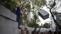 "No queremos más deportaciones, xenofobia, ni familias divididas": manifestantes mexicanos contra Trump y Peña Nieto 