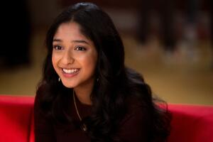 Maitreyi Ramakrishnan as Devi Yo nunca -Lara Solanki Netflix.jpg
