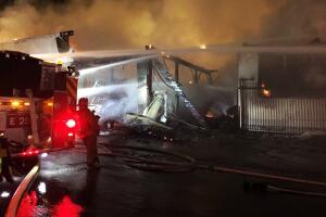 Incendio en un almacén de distribución en Boyle Heights, en Los Ángeles