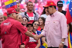 El presidente venezolano, Nicolás Maduro, estrecha la mano del ministro del Interior, Diosdado Cabello, durante la juramentación de los comités comunitarios organizados por el gobierno en el palacio presidencial de Caracas, Venezuela, el lunes 1 de diciembre de 2025. 