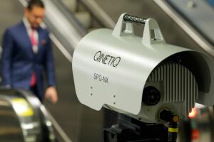 Estos sensores captan a las personas por medio de ondas milimétricas y posteriormente envían la señal a unos monitores para poder observar a cada persona.