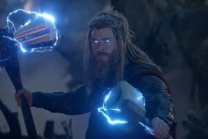 Thor con el mjolnir y el stormbreaker.jpg