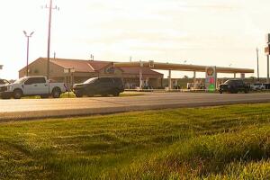 Mujer es acusada de matar a sus 2 hijos en una gasolinera de Texas; le fijan fianza millonaria