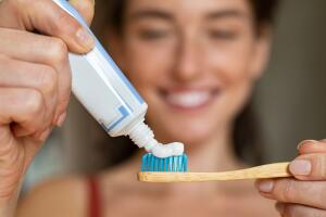 mojar la pasta antes del cepillado de dientes