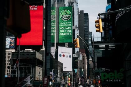 Coronavirus: carteles publicitarios del Times Square se llenan de mensajes de apoyo a los trabajadores esenciales 48 "A todos en la primera línea: ustedes son los verdaderos gigantes".