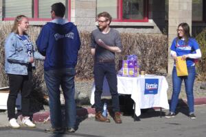 Un grupo de voluntarios de campañas a las afueras del Mendive Middle School en Sparks, Nevada.