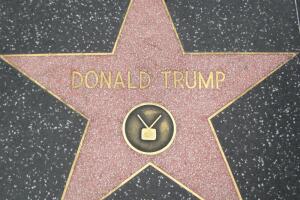 un-hombre-destruye-la-estrella-de-donald-trump-en-el-paseo-de-la-fama-de-hollywood-por-una-buena-causa-2.jpg