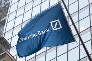 Una bandera del Deutsche Bank vuela fuera de sus oficinas en Wall Street en Nueva York, el 7 de octubre de 2016 en Nueva York.