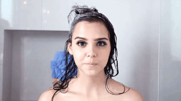 Yuya lavándose el cabello