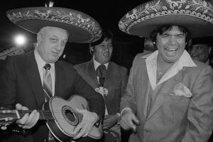 Valenzuela se convirtió en un símbolo de orgullo para la comunidad hispana en los Estados Unidos.