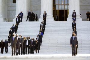 Exasistentes de Ginsburg forman filas afuera de Corte Suprema