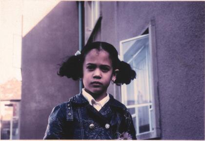 De niña, vivió en Oakland. De su infancia, Kamala recuerda que cuando era niña su padre le decía que corriera todo lo que pudiera. Ella dice que en ese momento despegaba con el viento en la cara, sintiendo que podría hacer cualquier cosa.