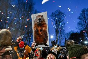La multitud observa las festividades mientras espera que Punxsutawney Phil, la marmota que pronostica el clima, salga y haga su predicción durante la celebración número 139 del Día de la Marmota en Gobbler’s Knob, en Punxsutawney, Pensilvania, el domingo 2 de febrero de 2025.