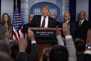 Trump apareció por primera vez en la sala de prensa de la Casa Blanca