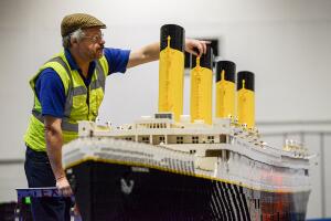 Escultura hecha de bloques LEGO del Titanic