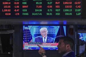 El presidente Donald Trump aparece en la pantalla de televisión dentro de la Bolsa de Valores de Nueva York. 
