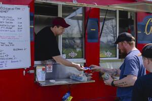 Vendedores rechazan propuesta para regular camiones de comida en Paterson.