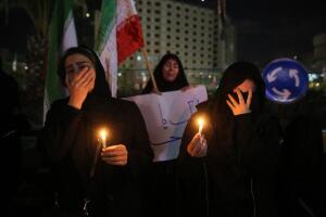 La gente enciende velas y lleva banderas iraníes en la calle Valiasr de Teherán para celebrar una ceremonia conmemorativa en memoria del líder iraní, el ayatolá Ali Jamanei.
