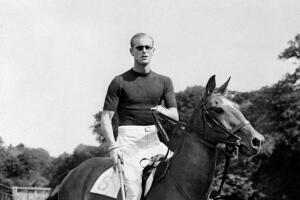 Felipe de Edinburgo jugando polo