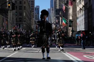 Nueva York pinta de verde la Quinta Avenida con el tradicional Desfile del Día de San Patricio.