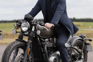 Los famosos también andan en moto