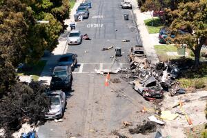 Así quedó la calle del vencindario de San Diego donde se estrelló el jet en el que viajaba el baterista Daniel Williams. Con él fallecieron otras 5 personas. 