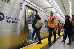 Anuncian alternativas de transporte ante posible huelga de Long Island Railroad