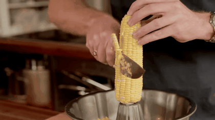 desgranar-maiz.gif