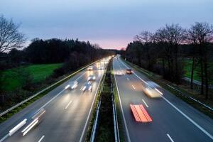 Legisladores de Florida aprobaron un proyecto que permitiría aumentar a 80 mph el límite en algunas autopistas del estado.