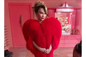 Belinda usando un abrigo de Yves Saint Laurent que costaría más de $15,000 dólares