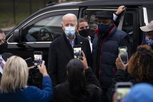 El candidato presidencial demócrata Joe Biden conversa con personas en Wilmington, Delaware, el 3 de noviembre del 2020.