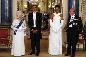 Queen Elizabeth II (L) and US President