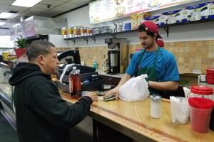 Jesús Mata atiende a un cliente en La Arepa, su propio negocio en Brentwood
