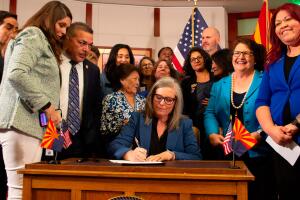 Gobernadora revoca ley de 1864 que prohibía casi en su totalidad el aborto en Arizona