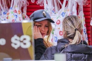 Shakira aparentemente lloraba mientras conversaba con una mujer.