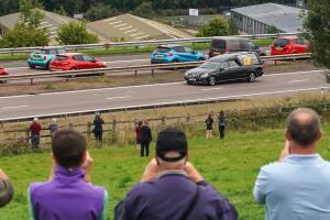 La carroza fúnebre con los restos de Isabel II a su llegada a las afueras de Edimburgo.
