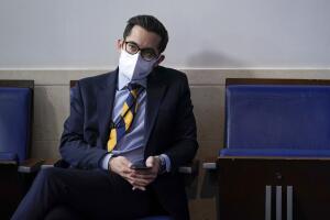 dimite casa blanca prensa periodista