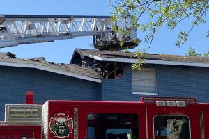 incendio-apartamentos-bomberos-Dallas