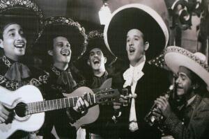 Pedro Infante acompañado de mariachis