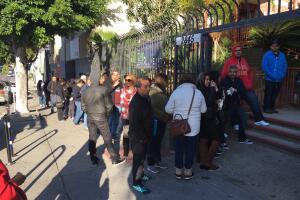 Migrantes en fila por consultas legales en Los Ángeles