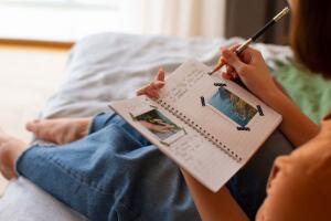 Journaling no es solo escribir, también es jugar con colores, dibujos y texturas para expresar emociones, ordenar ideas y desconectarse de la rutina digital.