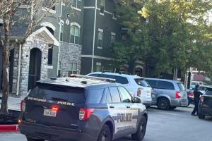 tiroteo accidental Texas adolescente muerto apartamentos West Sunshine Drive investigación policía