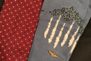 Los calcetines y la corbata con los que será enterrado el expresidente George H. W. Bush.
