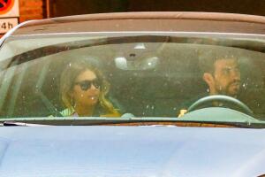 Piqué y Clara Chía son captados saliendo del apartamento del ex de Shakira