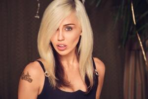 Miley Cyrus Grosby Group (2).jpg