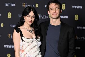 Luke Thompson y Harriet Cains.jpg