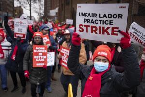 Posible huelga de enfermeras en Nueva York pondría en riesgo atención hospitalaria.