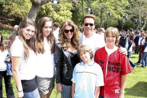 Arnold Schwarzenegger y María Shriver con sus hijos