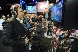 People play with "Guitar Hero" games con